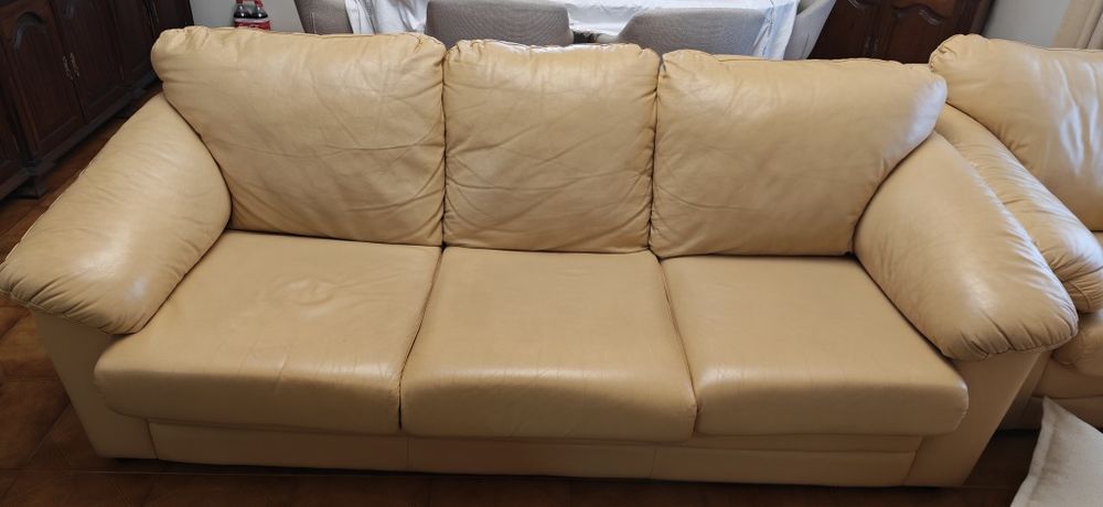 Sofá 3 lugares em pele  bom estado