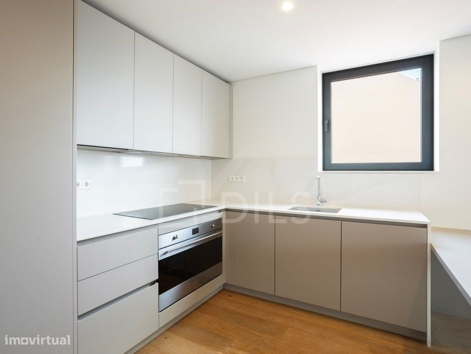 Apartamento T4, novo, com 2 lugares de estacionamento e arrecadação...