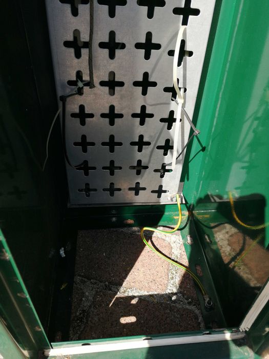 Szafa stalowa zewnętrzna z podstawą 90x28x33 cabinet