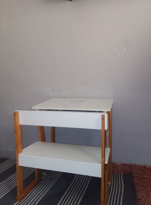 Mesa de criança c/ armazenamento.