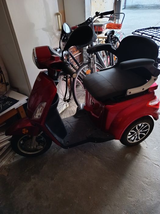 Tytuł: Skuter elektryczny trójkołowy VOYAGER – komfort i stabilność