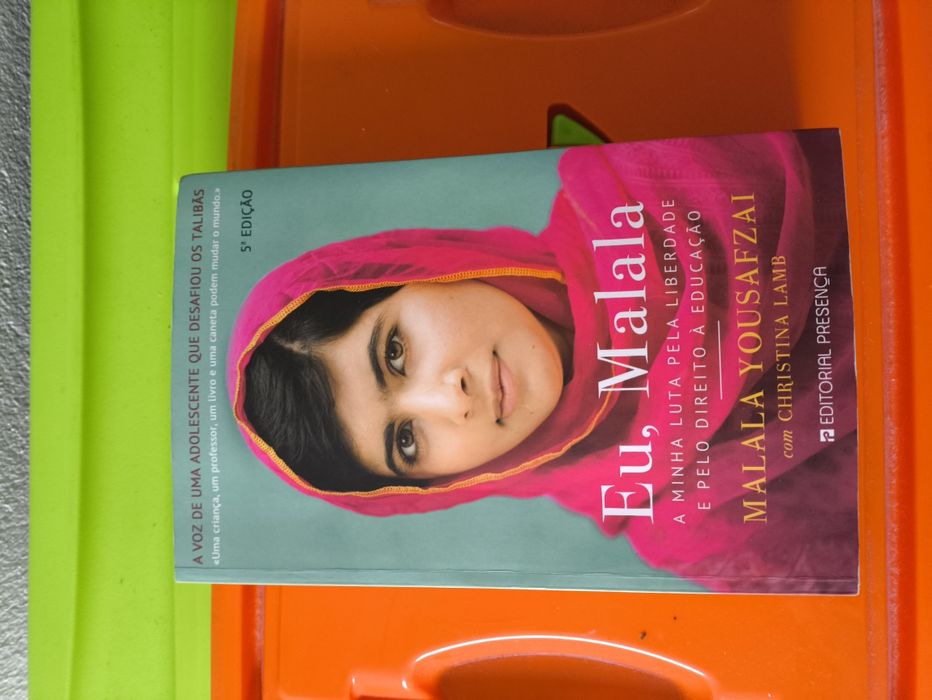 Variedade de livros, entre romances, histórias verídicas e suspense.