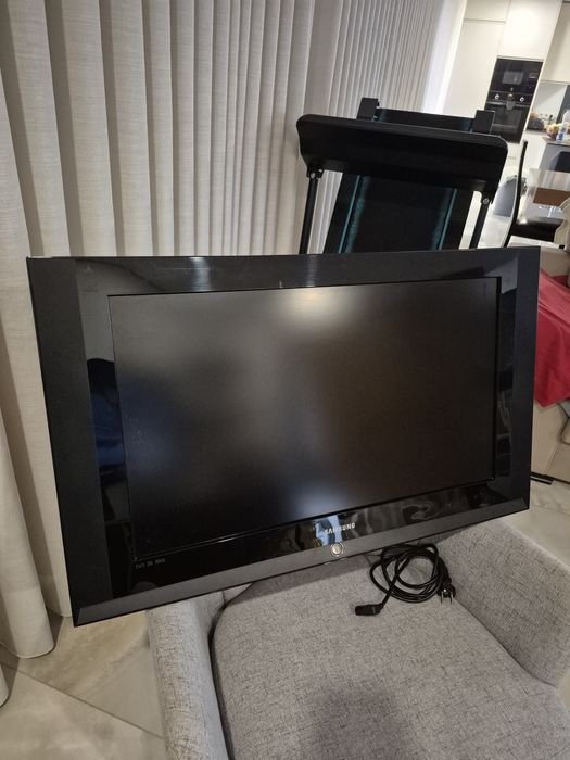 Televisão Samsung, incluído o suporte de parede