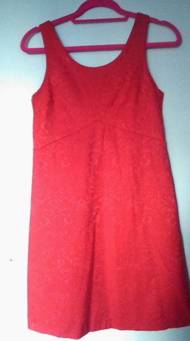 Sukienka czerwona M house z haftem