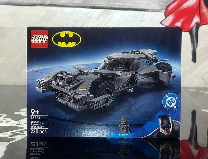 Конструктор LEGO Super Heroes DC 76331 Бетмобіль Бетмен проти Супермен