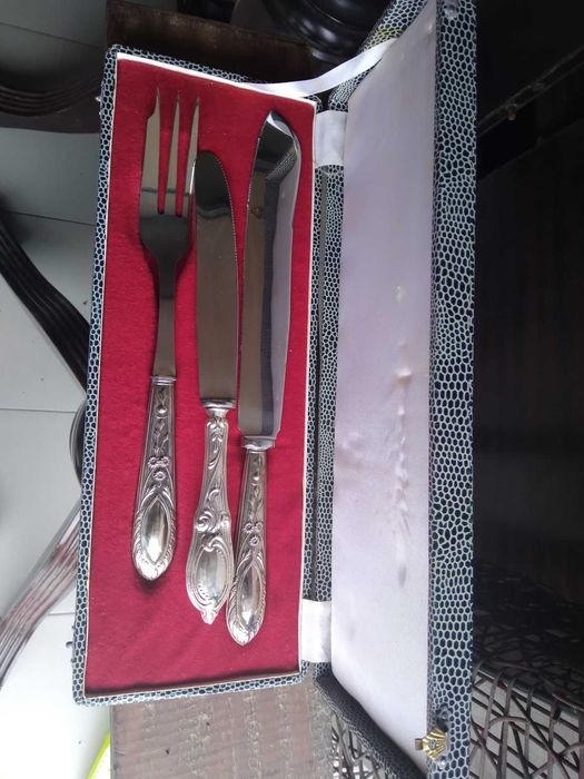 Talheres de trinchar com cabo de prata.