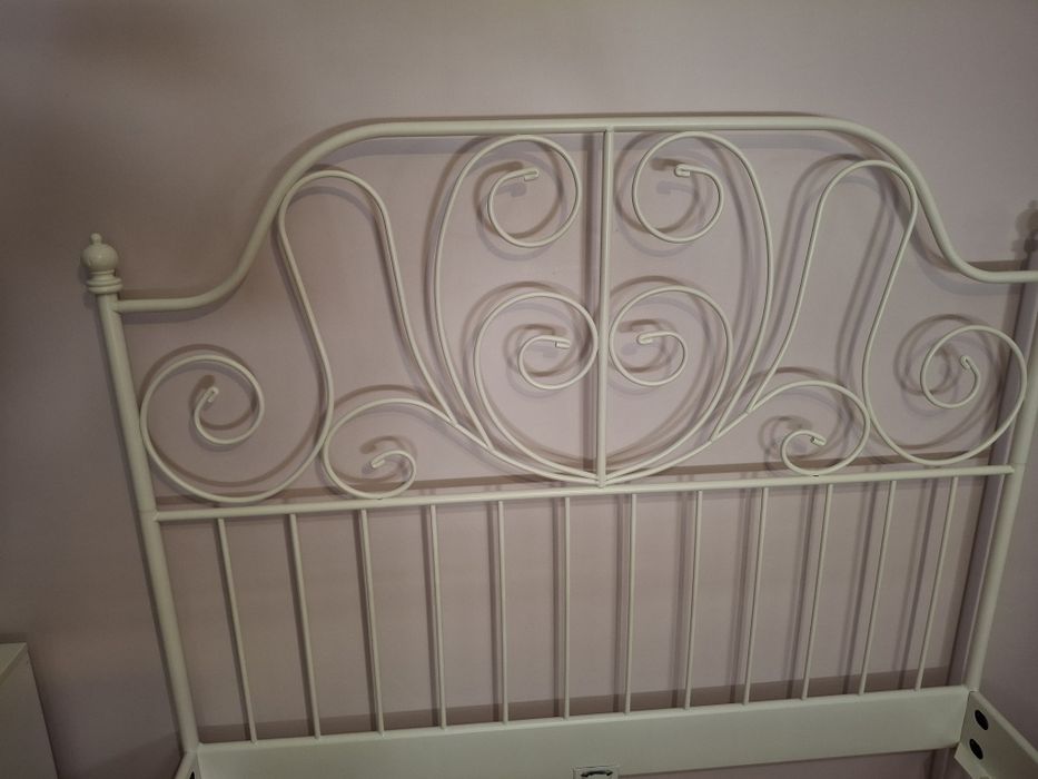 Cama de casal em ferro IKEA