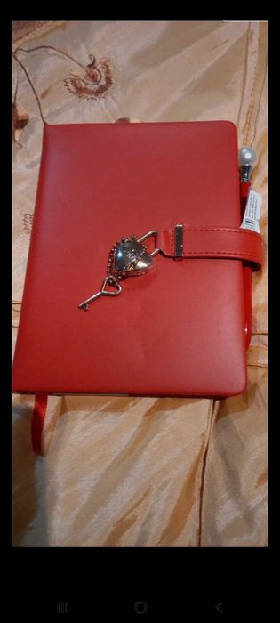 Diário vermelho com caneta, Flying Tiger