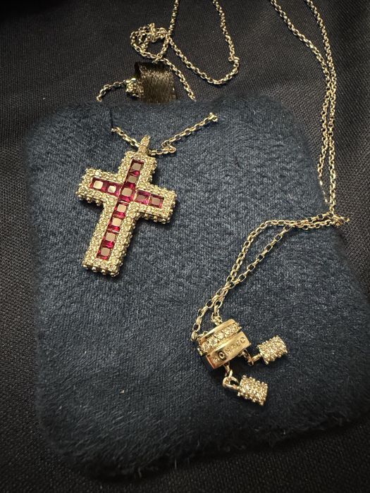 Naszyjnik ściągany krzyżyk malinowy APM Monaco