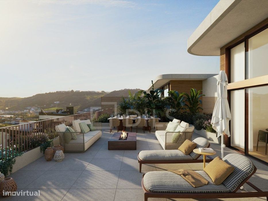 Apartamento T4 com varanda e terraço em Santo António dos Cavaleiros