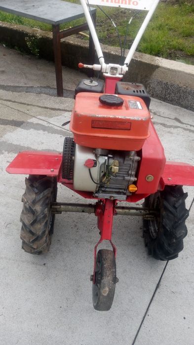 Vendo moto enxada  em ótimo estado pouco uso com dois jogos de freses