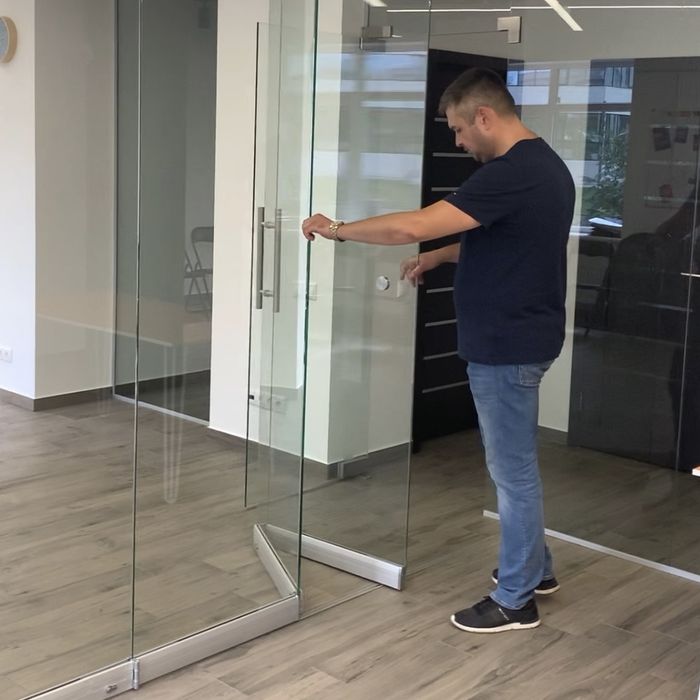 Скляні двері,огорожі, Стеклянные безрамные двери, перегородки, витрины