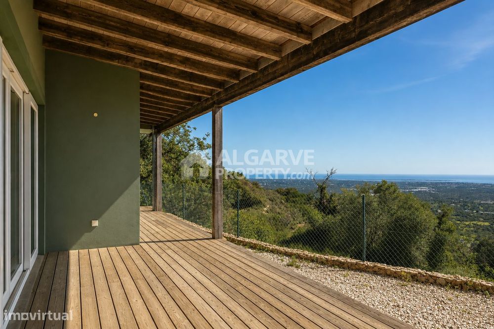 Moradia com Vistas Panorâmicas e Terreno em Estoi