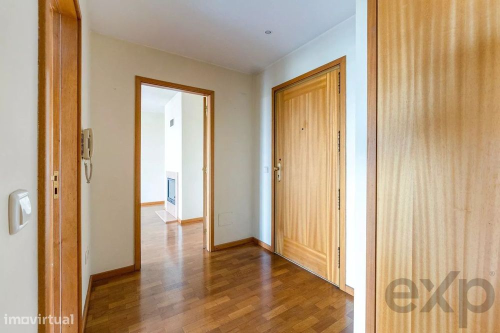 T1 no 4.º e último piso com elevador, varanda poente, garagem e vistas