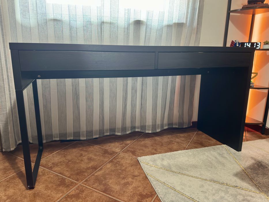 Secretária IKEA MICKE (142x50 cm) – Castanho-escuro / Preto