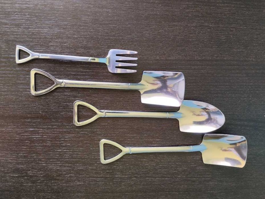 Столові прилади (веделки, ложки). Лопатка ложка.