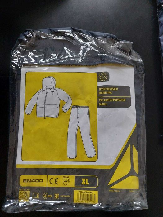 ID 155 - Vendo Fato Impermeável XL casaco e calças