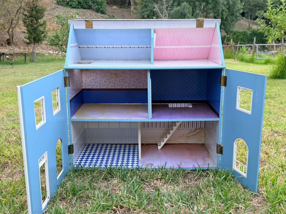 Casa de bonecas antiga para restaurar