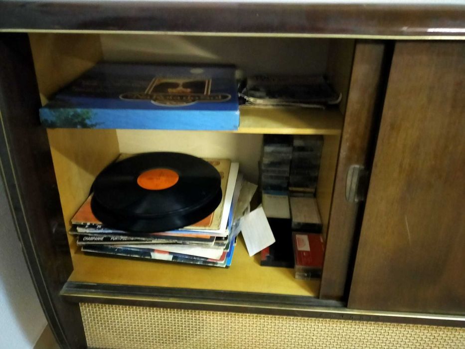 1940s-style cabinet with built-in radio and record player64730238571906123