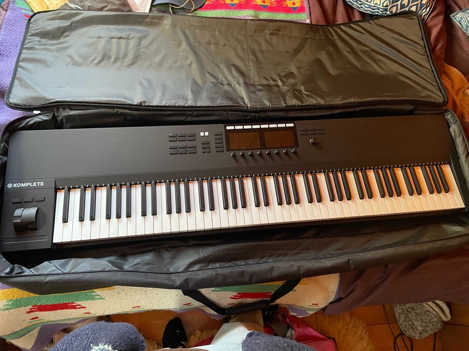Komplete Kontrol S88 MK2 + pedal, bolsa de transporte e suporte – Como Novo