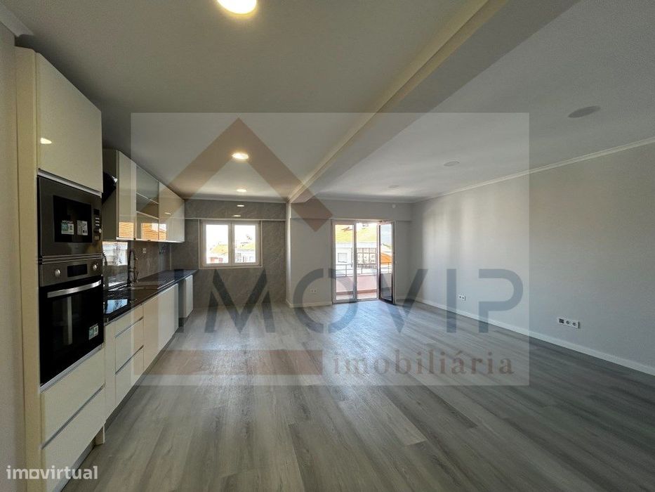 Apartamento T4 Totalmente Remodelado na Amora