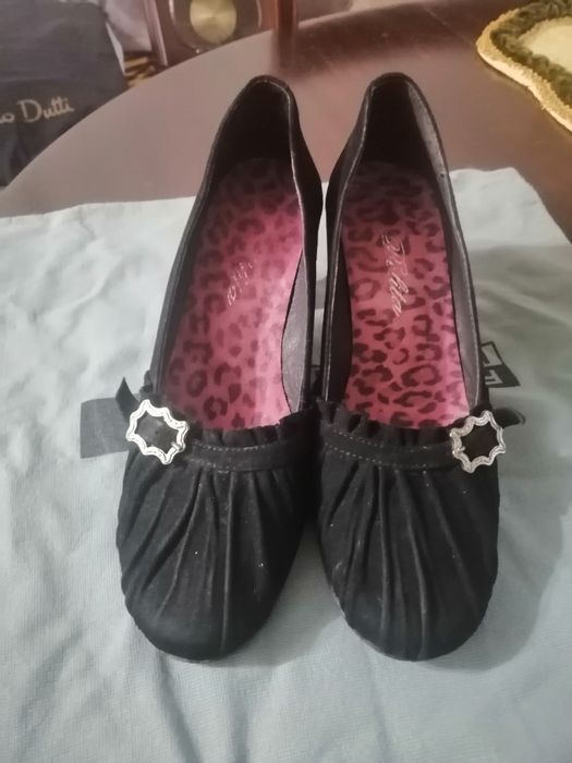 Sapatos em pele.  Cor preta e castanha tam. 37
