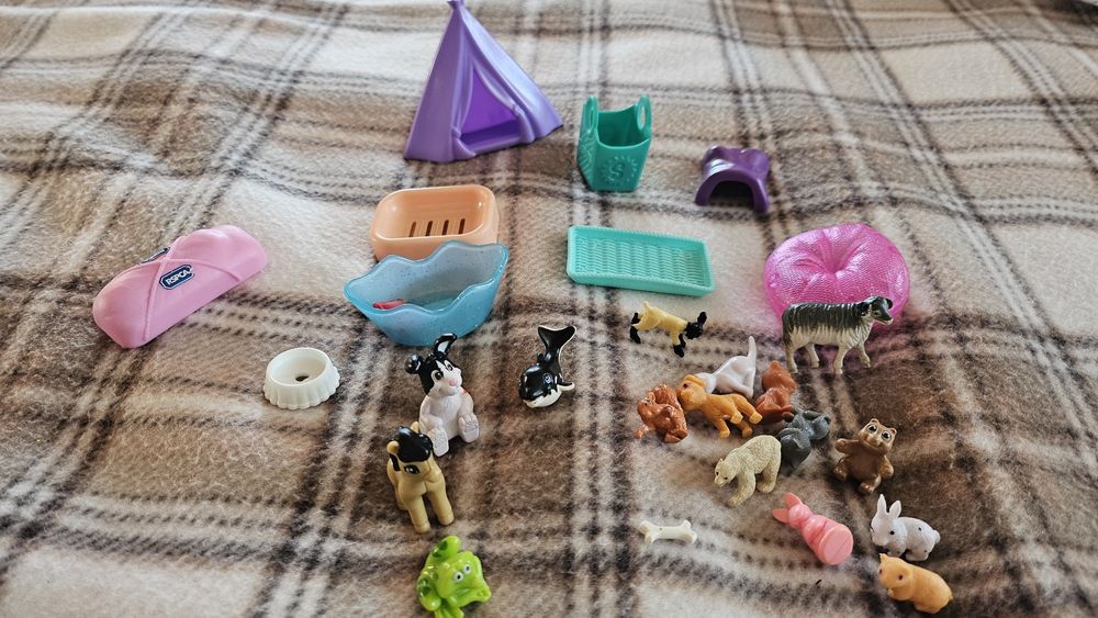 Маленькі фігурки тваринок та аксесуари до них.