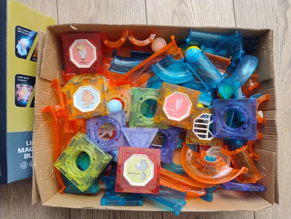 Magnetyczny zestaw konstrukcyjny z kulkami