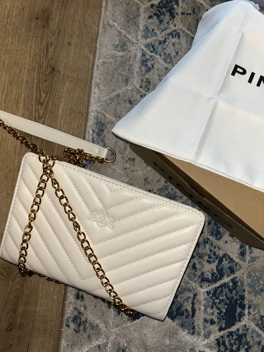 Biała Torebka Pinko ze złotymi elementami