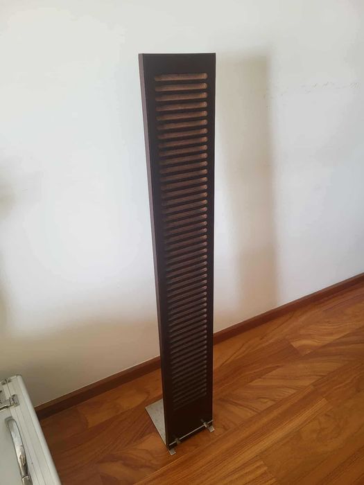 Torre CD's em Madeira Bangue