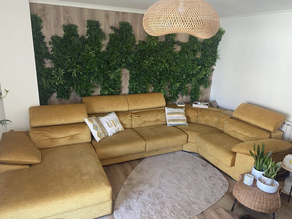 Sofa em U amarelo torrado