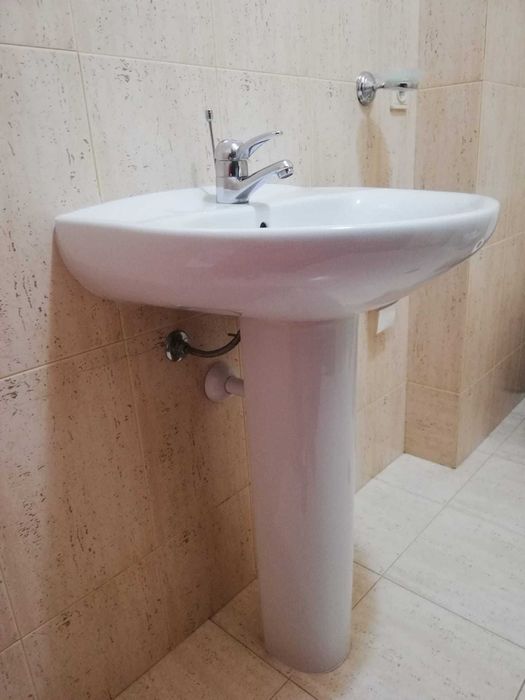 Lavatório com coluna em cerâmica WC Roca