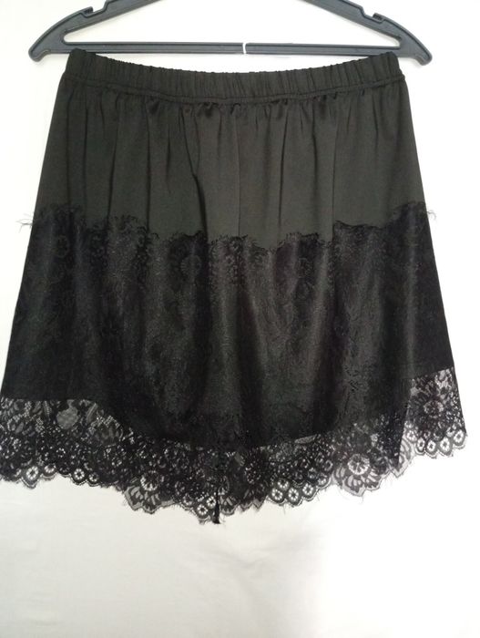 Чорна спідниця з мереживом