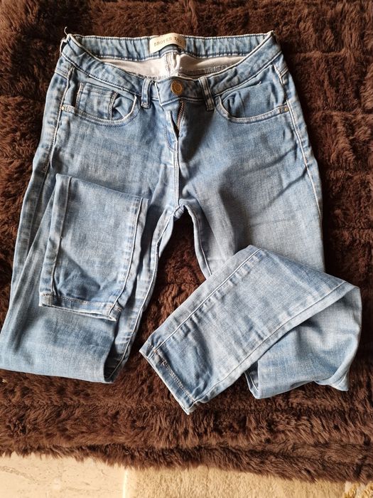 Roupa de criança em muito bom estado
