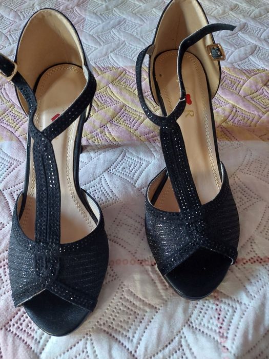 Sandália de salto alto