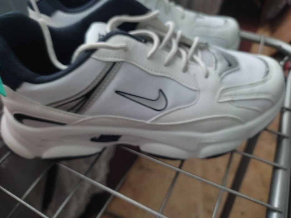 Продам кросівки NIKE 43 розмір
