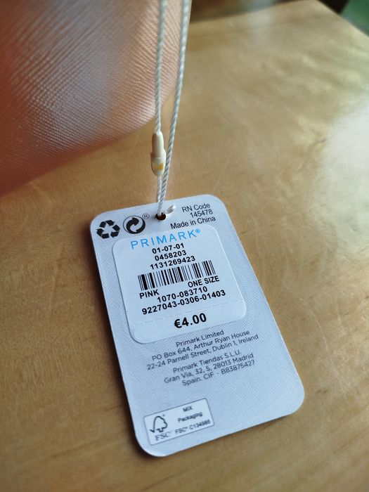 Kosmetyczka z literką C na przodzie.