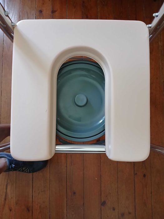 Cadeira com rodas para higiene, praticamente nova