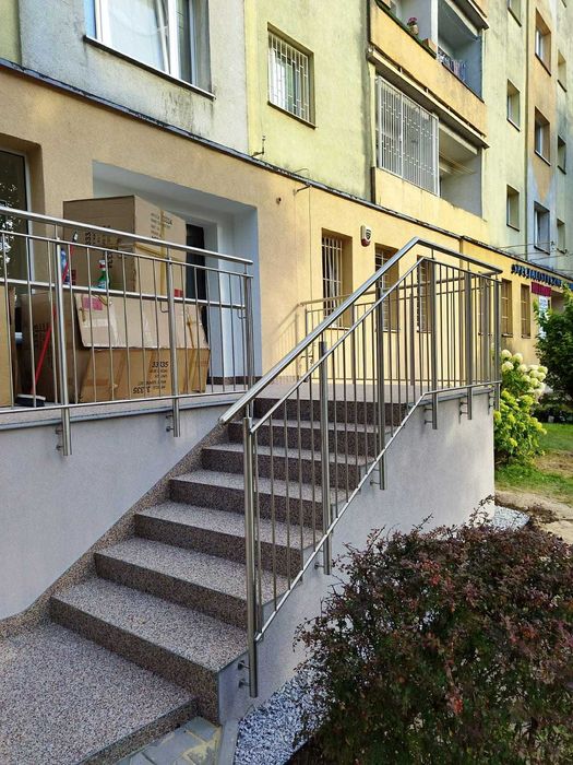 Podjazdy poręcze dla osób niepełnosprawnych, balustrady