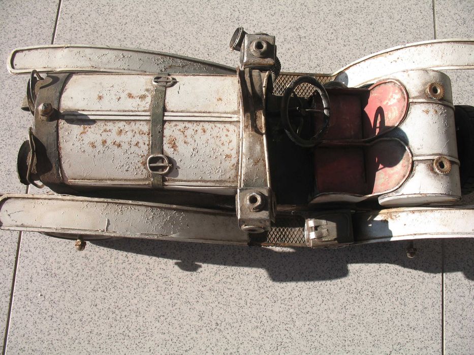 Peça decorativa réplica de calhambeque branco