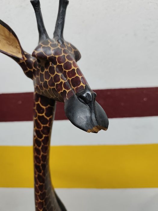 Girafa africana em madeira