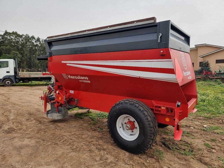 Reboque Espalhador Bilateral de Estrume Orgânico com grupo hidraulico