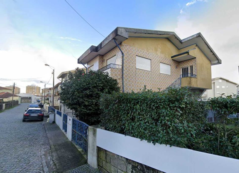 Moradia independente habitação + comércio, terreno de 500 m², 3 pisos