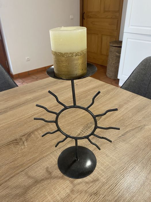 Desocupar: Castiçal em ferro, preto, com vela incluída