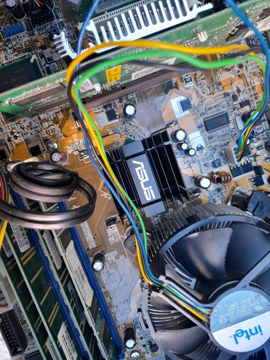 computador de secretaria asus como novo.