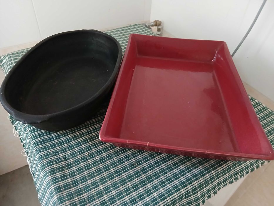 Assadeira em barro preto e tabuleiro em barro vidrado