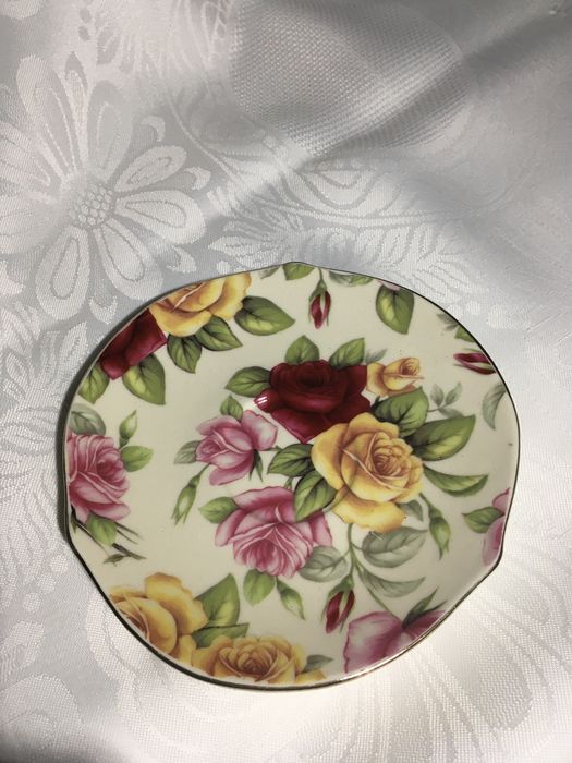Filiżanki ceramiczne ze spodkiem zdobienia róże 2 kpl
