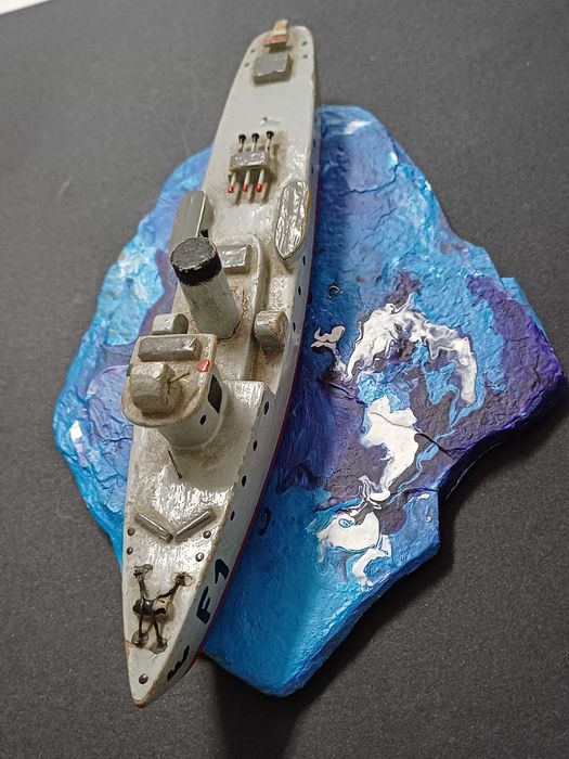 Navio antigo em diagrama de xisto pintado
