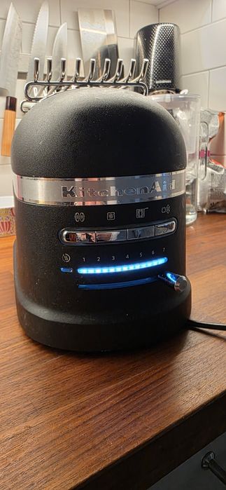 Toster Kitchen Aid Artisan na 2 kromki (model np. 5KMT2204EBK).