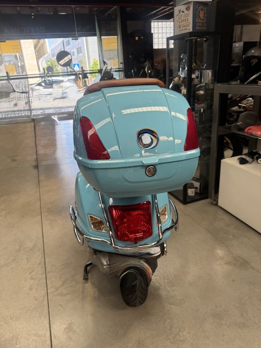 Vespa GTV 300 azul céu